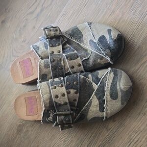 Blowfish camo mules